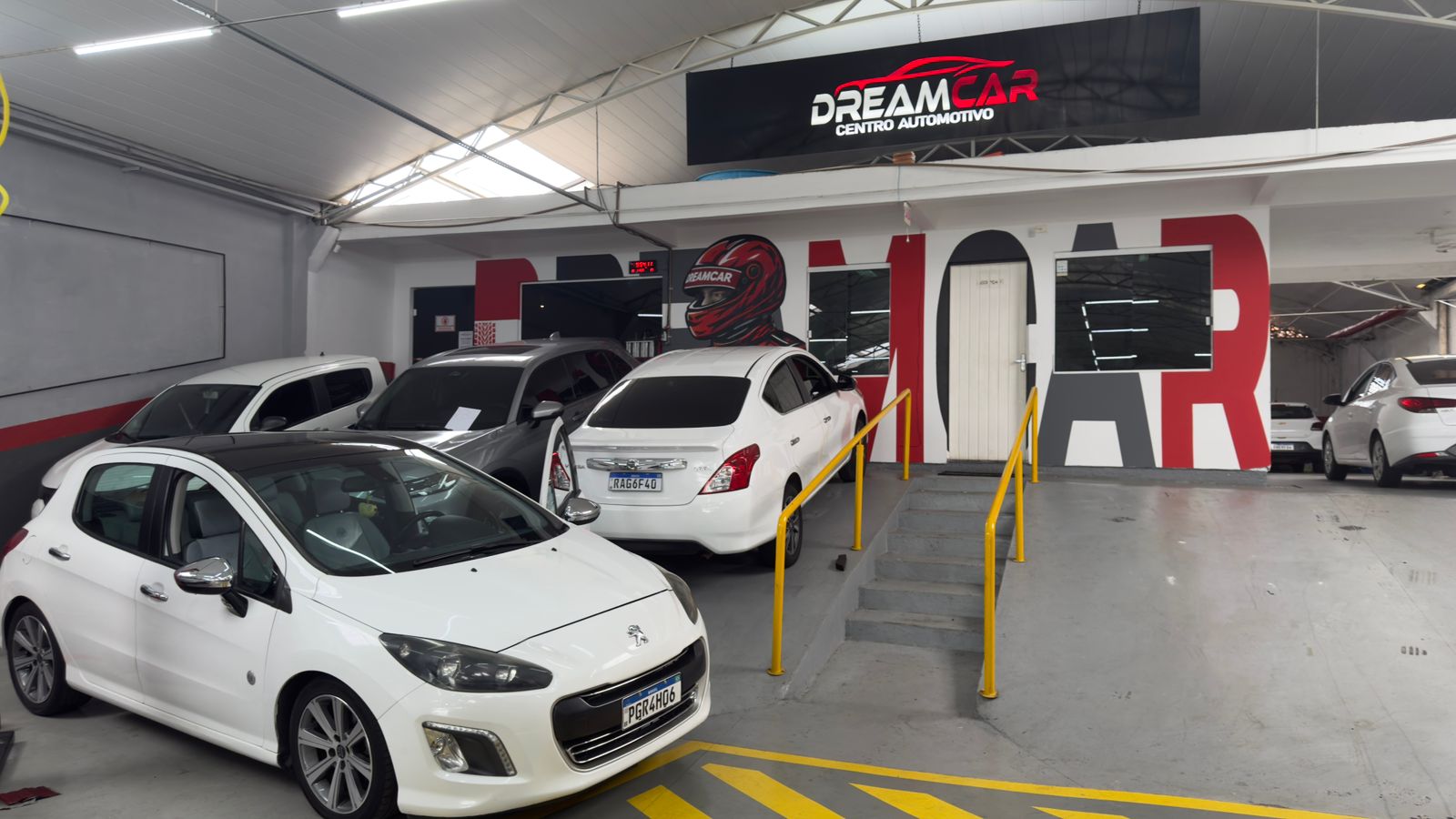 Interior da DreamCar com mural da marca